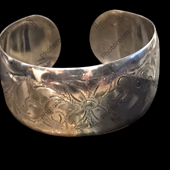 Vintage Etched Silver Cuff Bracelet for a petite wrist - new photo’s added - Picture 9 of 13